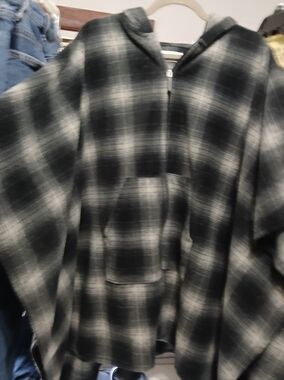 Moda Gray and White Label Knit Cape With Hood And Pockets OS